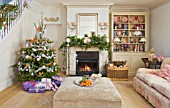 BRUERN COTTAGES  OXFORDSHIRE: CHRISTMAS - THE SITTING ROOM WITH CHRISTMAS TREE SURROUNDED BY PRESENTS