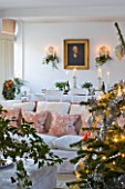 BRUERN COTTAGES  OXFORDSHIRE: CHRISTMAS - VIEW FROM LIVING AREA ACROSS TO THE DINING TABLE WITH CHRISTMAS TREE