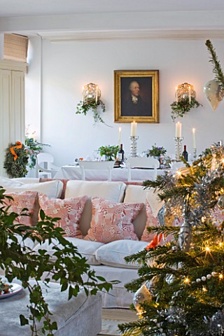 BRUERN_COTTAGES__OXFORDSHIRE_CHRISTMAS__VIEW_FROM_LIVING_AREA_ACROSS_TO_THE_DINING_TABLE_WITH_CHRIST