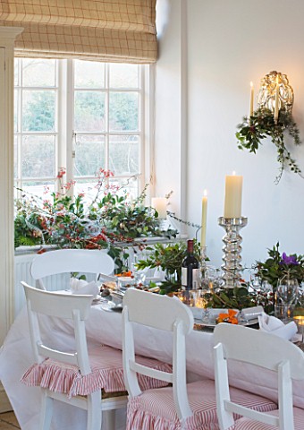 BRUERN_COTTAGES__OXFORDSHIRE_CHRISTMAS__THE_DINING_TABLE_WITH_CANDLES