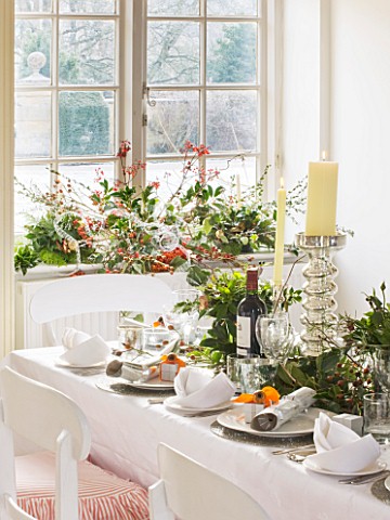 BRUERN_COTTAGES__OXFORDSHIRE_CHRISTMAS__THE_DINING_TABLE_WITH_CANDLES
