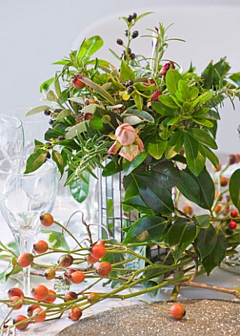BRUERN_COTTAGES__OXFORDSHIRE_CHRISTMAS__THE_DINING_TABLE_WITH_DISPLAY_OF_ROSE_HIPS