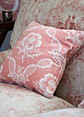 BRUERN COTTAGES  OXFORDSHIRE: CHRISTMAS - THE LIVING ROOM - CUSHION ON  SETTEE