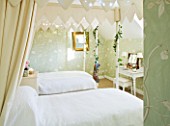 BRUERN COTTAGES  OXFORDSHIRE: CHRISTMAS - THE TWIN BEDROOM WITH CANOPIED TWIN BEDS. CREAM AND GREEN COLOUR SCHEME - CANOPIES BY JUDY PENFOLD INTERIORS