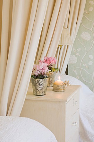 BRUERN_COTTAGES__OXFORDSHIRE_CHRISTMAS__THE_TWIN_BEDROOM_WITH_CREAM_AND_GREEN_COLOUR_SCHEME__CHEST_O