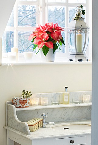 BRUERN_COTTAGES__OXFORDSHIRE_CHRISTMAS__BATHROOM_WITH_MARBLE_TOP_WASHSTAND_SET_WITH_CANDLES