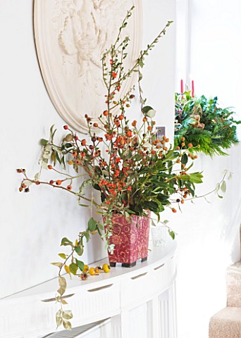 BRUERN_COTTAGES__OXFORDSHIRE_CHRISTMAS__THE_LIVING_ROOM__BERRY_DECORATION_IN_CONTAINER_ON_MANTELPIEC