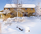 RICKYARD BARN  NORTHAMPTONSHIRE: THE BARN AND GARDEN IN SNOW  WINTER