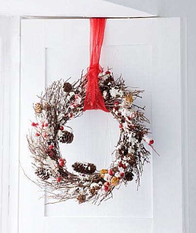 DESIGNER_CAROLYN_MINTY__GLOUCESTERSHIRE_TWIG_WREATH_WITH_CONES_AND_BERRIES_CHRISTMAS