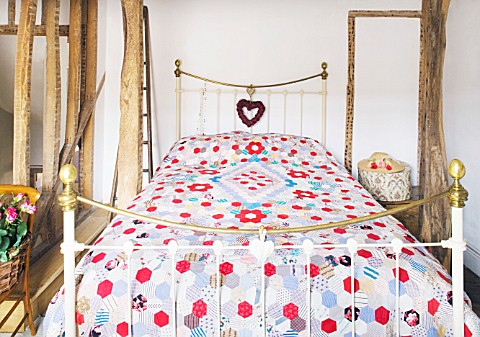 DESIGNER_CAROLYN_MINTY__GLOUCESTERSHIRE_BEDROOM_WITH_BED__HEART_AND_IVY__CHRISTMAS