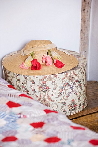 DESIGNER_CAROLYN_MINTY__GLOUCESTERSHIRE__HAT_AND_HAT_BOX_BESIDE_BED
