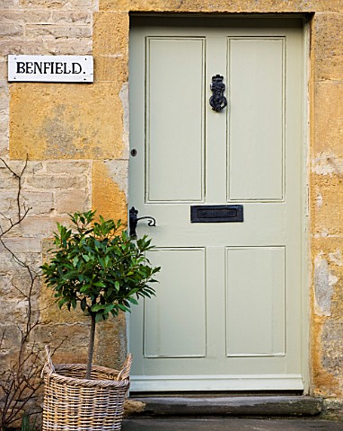 DESIGNER_CAROLYN_MINTY__GLOUCESTERSHIRE__THE_FRONT_DOOR_OF_THE_HOUSE
