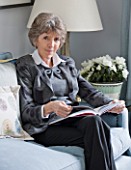 DESIGNER JANE CHURCHILL : JANE READING IN HER DRAWING ROOM