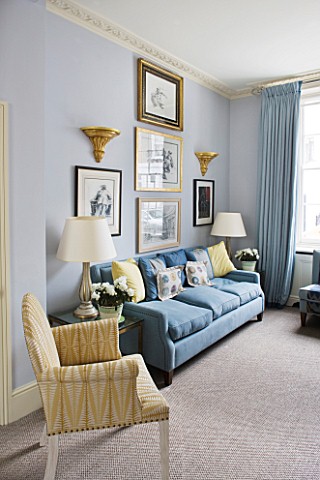DESIGNER_JANE_CHURCHILL__THE_DRAWING_ROOM__LIMEWASHED_WALLS__GOLD_PAINTED_WALL_SCONCE