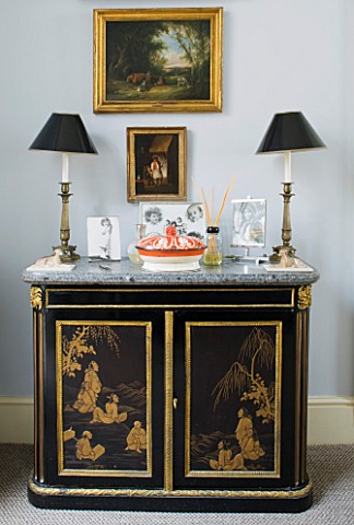 DESIGNER_JANE_CHURCHILL__THE_DRAWING_ROOM__CHINOISERIE_CHEST_OF_DRAWERS_THAT_BELONGED_TO_JANES_HUSBA