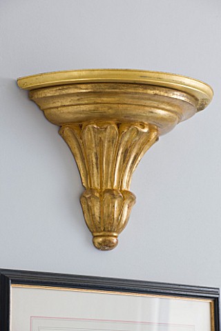 DESIGNER_JANE_CHURCHILL__GOLD_SCONCE_ON_DRAWING_ROOM_WALL