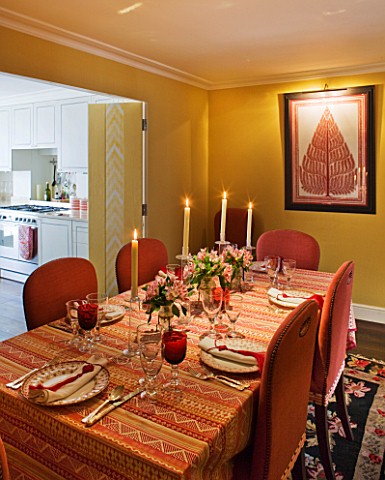 DESIGNER_JANE_CHURCHILL__THE_DINING_ROOM_WITH_KITCHEN_BEYOND__YELLOW_LINEN_WALLS__CUSTOMISED_CHAIRS_
