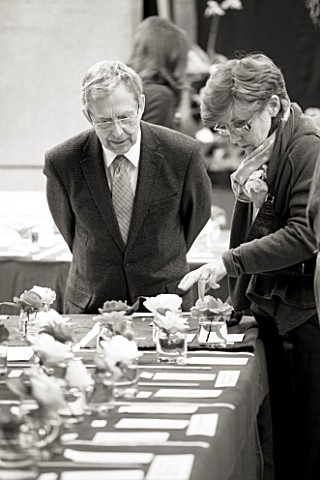 BLACK_AND_WHITE_IMAGE_OF_JUDGES_LOOKING_AT_CAMELLIAS_AT_THE_RHS_CAMELLIA_SHOW_IN_VINCENT_SQUARE__LON