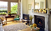 DESIGNER: KALLY ELLIS  LONDON: LIVING ROOM WITH DECORATED FIREPLACE