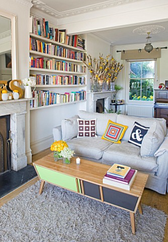 DESIGNER_KALLY_ELLIS__LONDON_LIVING_ROOM_WITH_OAK_COFFEE_TABLE__SETEE__FIREPLACE_AND_BOOKCASE