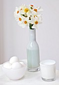 NARCISSUS ACTAEA IN WHITE GLASS ON WHITE TABLE - STYLING BY JACKY HOBBS