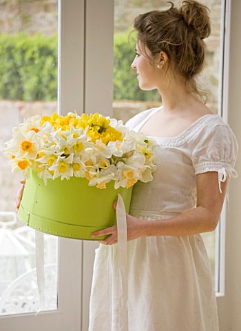 STYLING_BY_JACKY_HOBBS___GIRL_WITH_GREEN_HAT_BOX_FILLED_WITH_NARCISSUS__DAFFODILS__SPRING