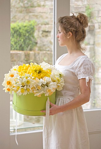 STYLING_BY_JACKY_HOBBS___GIRL_WITH_GREEN_HAT_BOX_FILLED_WITH_NARCISSUS__DAFFODILS__SPRING