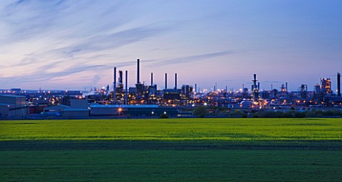 TEESSIDE__UNITED_KINGDOM__PETROCHEMICAL_WORKS_AT_DUSK_SEEN_FROM_FIELD_OF_RAPESEED__INDUSTRY__OIL_IND