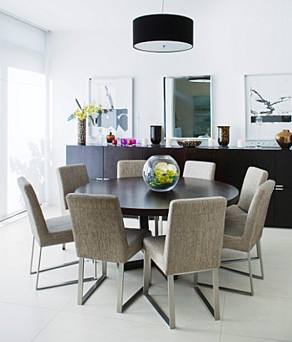 CAKE_BOY_HOUSE__LONDON_DINING_TABLE_WITH_CIRCULAR_TABLE_AND_SIDEBOARD