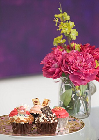 CAKE_BOY_HOUSE__LONDON_CUP_CAKES_ON_DINING_TABLE