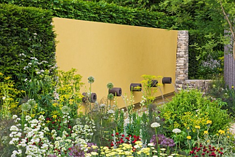 CHELSEA_2011__DAILY_TELEGRAPH_GARDEN_BY_CLEEVE_WEST__WATER_FEATURE_WITH_PAINTED_WALL