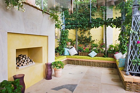 CHELSEA_2011__M__G_INVESTMENTS_GARDEN_DESIGNED_BY_BUNNY_GUINNESS__OUTDOOR_LIVING_ROOM_WITH_FIREPLACE