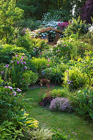 ANDRE_EVE_GARDEN__FRANCE__VIEW_TO_SHED