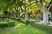 LES CONFINES  PROVENCE  FRANCE - DESIGNER: DOMINIQUE LAFOURCADE - THE HOUSE WITH PLANE TREES AND HEDGING
