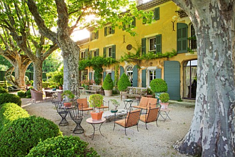 LES_CONFINES__PROVENCE__FRANCE__DESIGNER_DOMINIQUE_LAFOURCADE__THE_HOUSE_WITH_PLANE_TREES__TABLE_AND