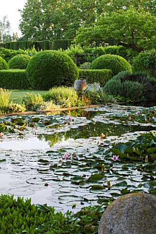 LES_CONFINES__PROVENCE__FRANCE__DESIGNER_DOMINIQUE_LAFOURCADE__THE_WATERLILY_POND_FROM_THE_GRAVEL_TE