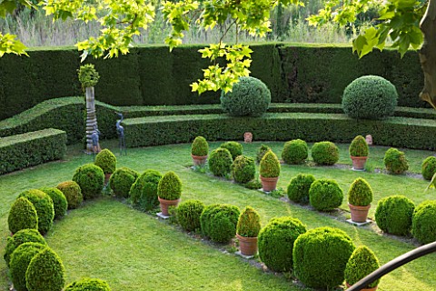 LES_CONFINES__PROVENCE__FRANCE__DESIGNER_DOMINIQUE_LAFOURCADE_FORMAL_GARDEN_OF_CLIPPED_EVERGREENS_IN
