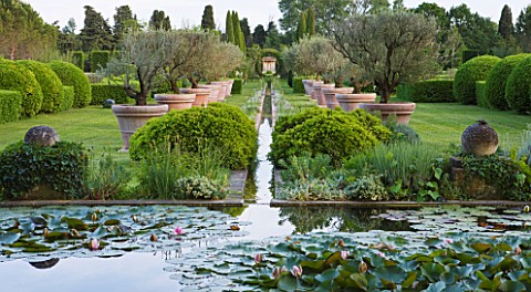LES_CONFINES__PROVENCE__FRANCE__DESIGNER_DOMINIQUE_LAFOURCADE__THE_MAIN_VISTA_FROM_THE_LILY_POND_DOW