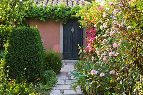 LES_CONFINES__PROVENCE__FRANCE__DESIGNER_DOMINIQUE_LAFOURCADE___PATH_WITH_ROSES_AND_DOORWAY