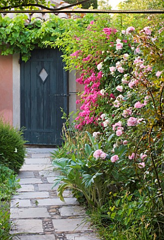 LES_CONFINES__PROVENCE__FRANCE__DESIGNER_DOMINIQUE_LAFOURCADE__PATH_WITH_ROSES_AND_DOORWAY