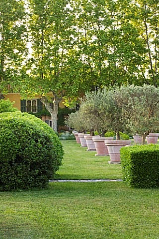 LES_CONFINES__PROVENCE__FRANCE__DESIGNER_DOMINIQUE_LAFOURCADE__VIEW_BACK_TO_THE_HOUSE_WITH_TERRACOTT