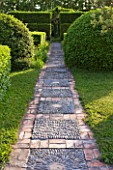LES CONFINES  PROVENCE  FRANCE - DESIGNER: DOMINIQUE LAFOURCADE - CLIPPED HEDGES AND A PEBBLE AND BRICK PATH