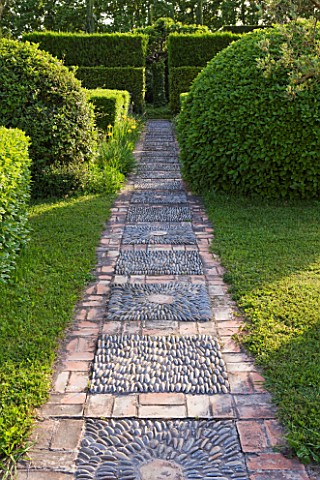 LES_CONFINES__PROVENCE__FRANCE__DESIGNER_DOMINIQUE_LAFOURCADE__CLIPPED_HEDGES_AND_A_PEBBLE_AND_BRICK