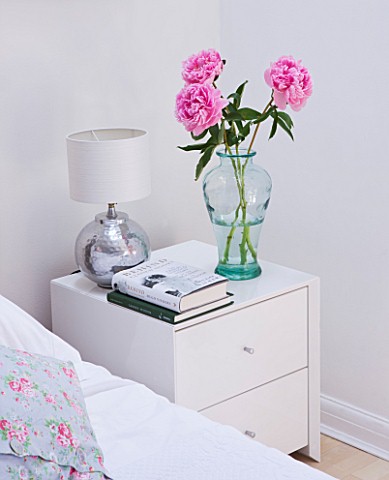 THE_BALCONY_GARDENER__ISABELLE_PALMER__BEDROOM_WITH_PEONIES_IN_GLASS_VASE