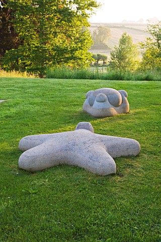ASTHALL_MANOR__OXFORDSHIRE_MEETING_STONES_SCULPTURE_BY_ANTHONY_TURNER