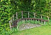 PRIEURE NOTRE-DAME DORSAN  FRANCE: WICKER SEAT SET INTO HEDGE
