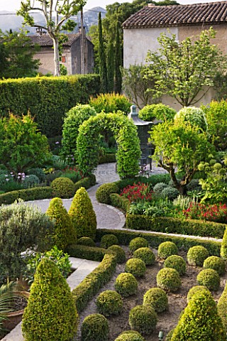 DESIGNER_MICHEL_SEMINI__PROVENCE__FRANCE_MAS_THEO__THE_EASTERN_COURTYARD_GARDEN_WITH_BOX_HERDGING_AN