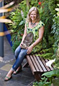 KARLA NEWELL GARDEN  BRIGHTON: KARLA SITS IN THE GARDEN WITH CAT MIXIE