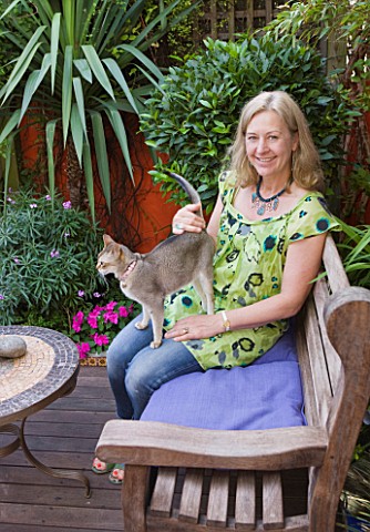 KARLA_NEWELL_GARDEN__BRIGHTON_KARLA_SITS_IN_THE_GARDEN_WITH_CAT_MIXIE