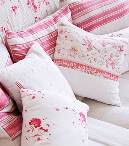 AMANDA_KNOX_HOUSE__GRANTHAM_SHABBY_CHIC_SITTING_ROOM__LINEN_COVERED_SOFAS__VINTAGE_CUSHIONS_IN_RED_A